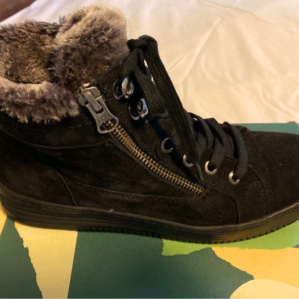 New Earth wonder jolt black suede booties size 8.5